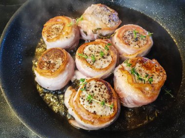 Domuz pastırması ve salataya sarılı domuz filetosu.