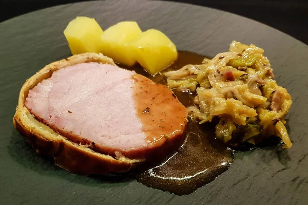 Pazar Kızartması Beyaz lahana ve puf böreği ile domuz füme