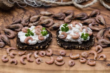 Taze Kuzey Denizi yengeçli salata.