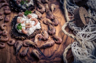 Taze Kuzey Denizi yengeçli salata.