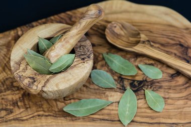 Koyun yaprakları ve ardıç meyveleri zeytin ağacında