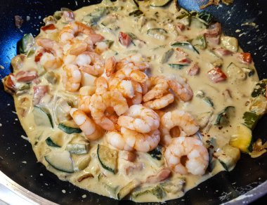 Sebzeli ve beyaz kaplan karidesli renkli erişte tavası. 