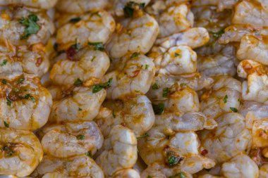 Izgarada patates salatalı baharatlı beyaz kaplan karidesi.