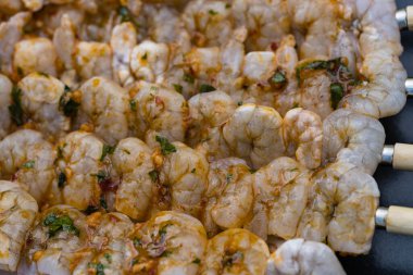 Izgarada patates salatalı baharatlı beyaz kaplan karidesi.