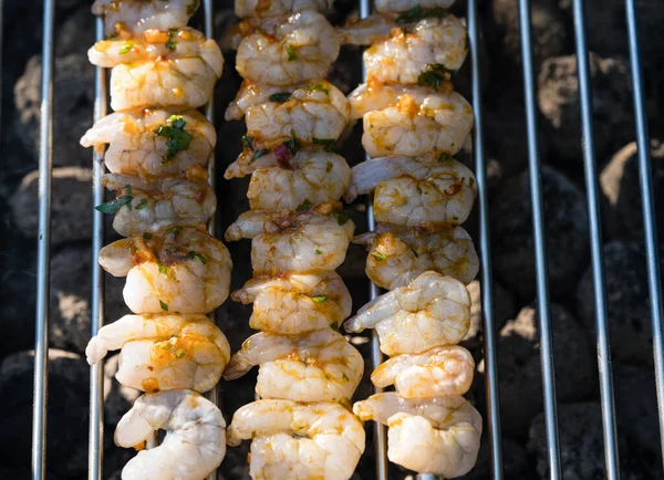 Crevettes Tigrées Blanches Épicées Gril Avec Salade Concombre Pomme Terre — Photo