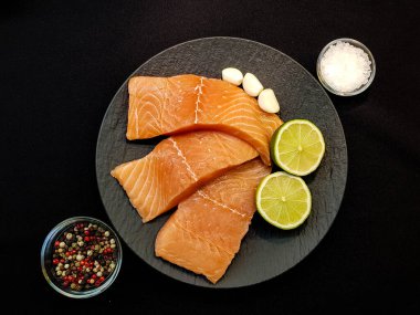 Bitki ve baharatlı taze somon bifteği.