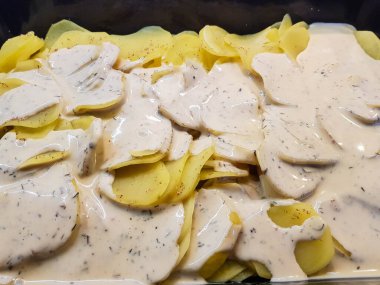 Dereotlu ve mayonezli patates salatası.