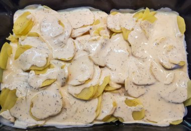 Dereotlu ve mayonezli patates salatası.