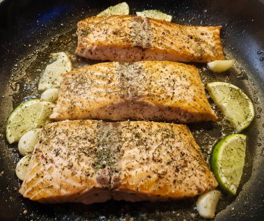 Izgara somon ve patates graten ve salatalık salatası.