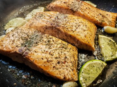 Izgara somon ve patates graten ve salatalık salatası.