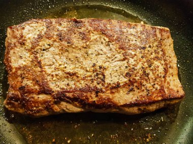 Kızarmış patatesli biftek Remoulade soslu.