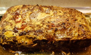 Kızarmış patatesli biftek Remoulade soslu.