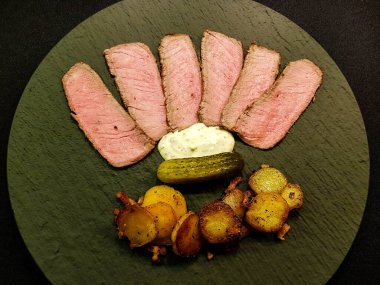 Kızarmış patatesli biftek Remoulade soslu.