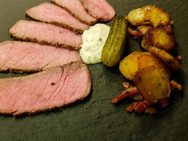 Kızarmış patatesli biftek Remoulade soslu.