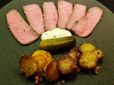 Kızarmış patatesli biftek Remoulade soslu.