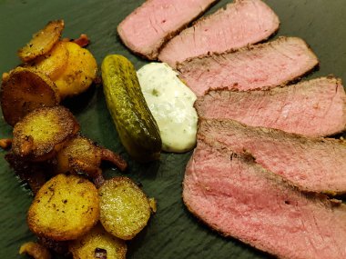 Kızarmış patatesli biftek Remoulade soslu.