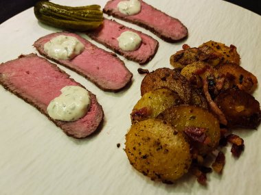 Kızarmış patatesli biftek Remoulade soslu.