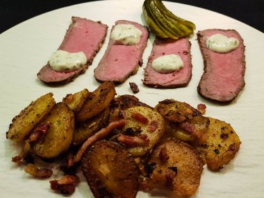 Kızarmış patatesli biftek Remoulade soslu.