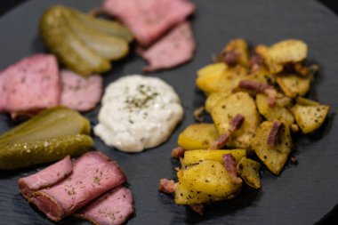 Kızarmış patatesli biftek Remoulade soslu.