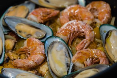 Tabaktaki farklı deniz ürünleri.