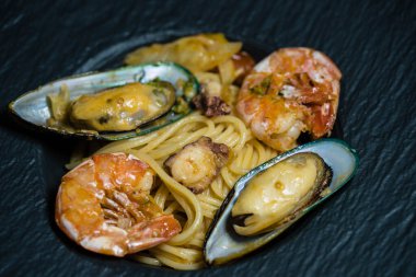 Tabaktaki farklı deniz ürünleri.