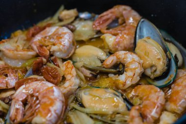 Tabaktaki farklı deniz ürünleri.