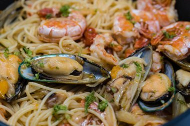 Tabaktaki farklı deniz ürünleri.