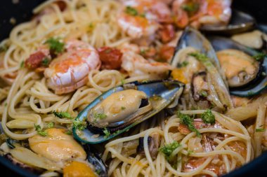 Tabaktaki farklı deniz ürünleri.