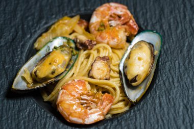 Tabaktaki farklı deniz ürünleri.