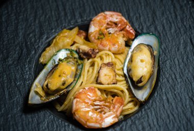 Tabaktaki farklı deniz ürünleri.