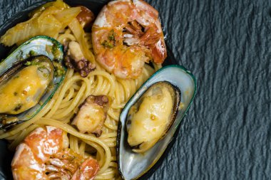 Tabaktaki farklı deniz ürünleri.