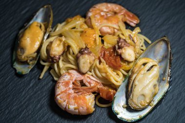 Tabaktaki farklı deniz ürünleri.