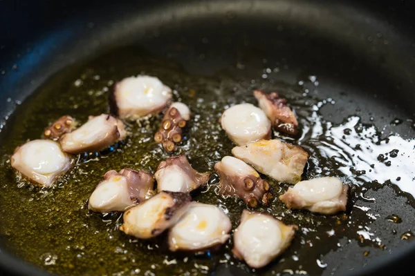 Tabaktaki farklı deniz ürünleri.