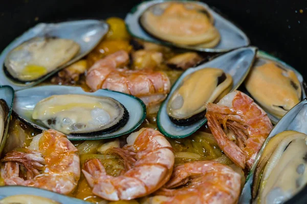 Tabaktaki farklı deniz ürünleri.