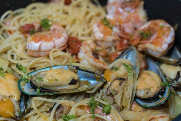 Tabaktaki farklı deniz ürünleri.