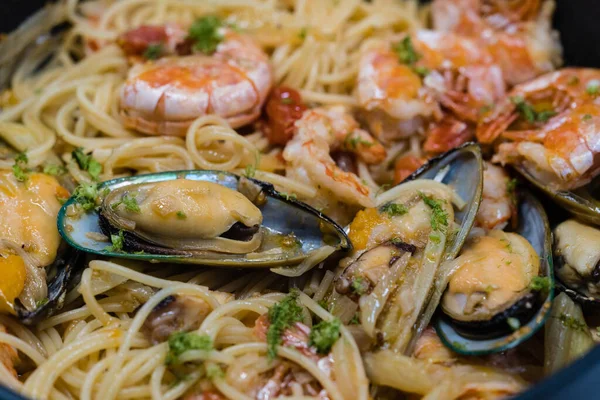 Tabaktaki farklı deniz ürünleri.