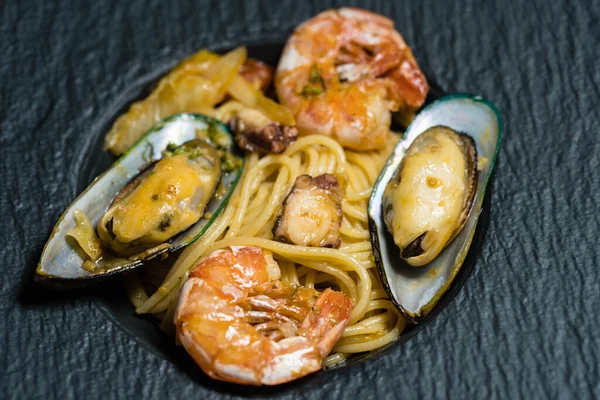 Tabaktaki farklı deniz ürünleri.