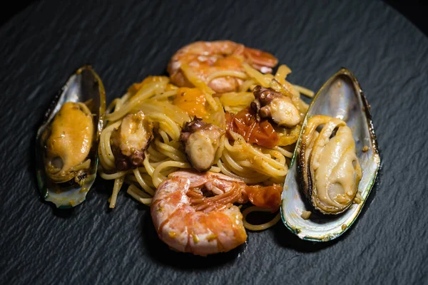 Tabaktaki farklı deniz ürünleri.