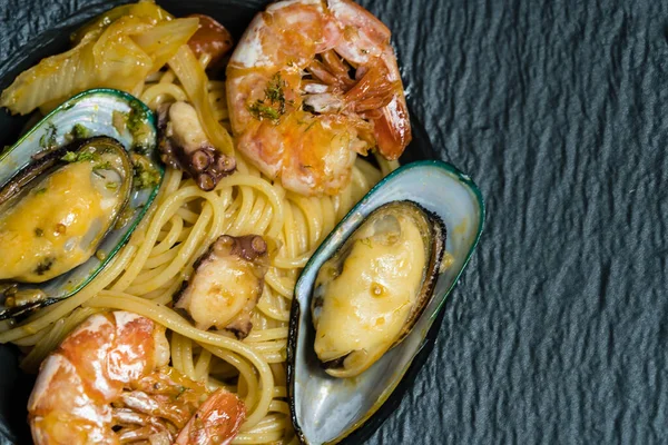 Tabaktaki farklı deniz ürünleri.