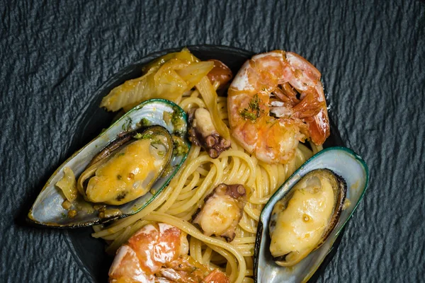 Tabaktaki farklı deniz ürünleri.