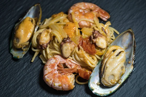 Tabaktaki farklı deniz ürünleri.