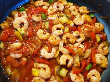 Bitki ve baharatlı lezzetli karidesler.