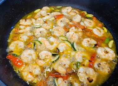 Bitki ve baharatlı lezzetli karidesler.