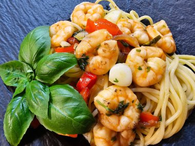 Bitki ve baharatlı lezzetli karidesler.