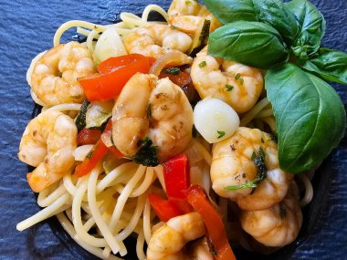 Bitki ve baharatlı lezzetli karidesler.