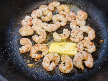 Bitki ve baharatlı lezzetli karidesler.