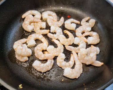 Bitki ve baharatlı lezzetli karidesler.