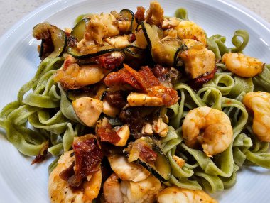 Bitki ve baharatlı lezzetli karidesler.