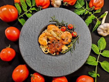 Bitki ve baharatlı lezzetli karidesler.