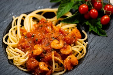 Bitki ve baharatlı lezzetli karidesler.